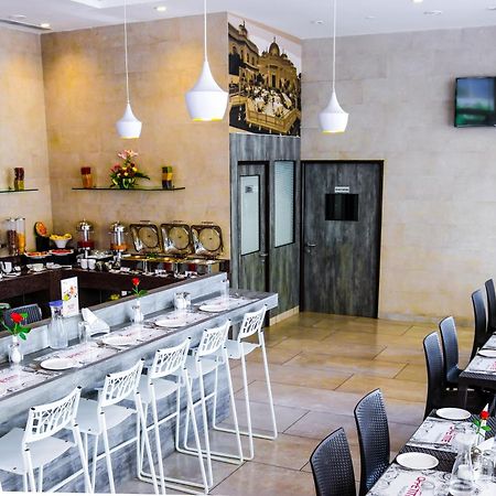7 Apple Hotel, Vadodara Bagian luar foto