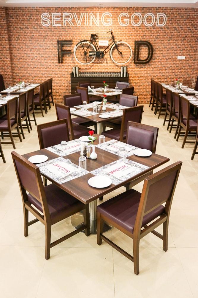 7 Apple Hotel, Vadodara Bagian luar foto
