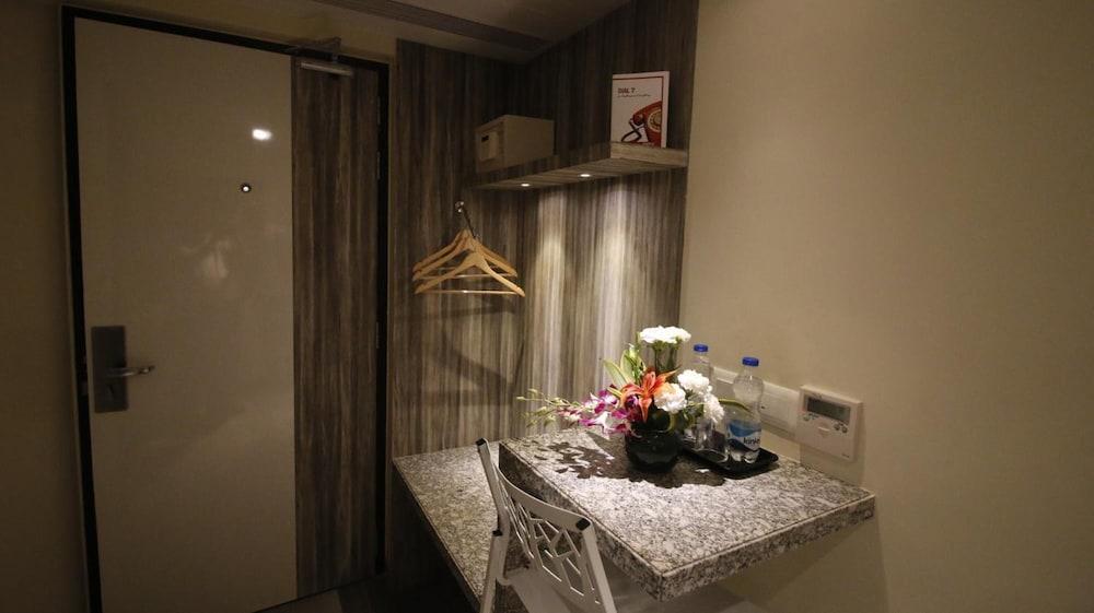 7 Apple Hotel, Vadodara Bagian luar foto