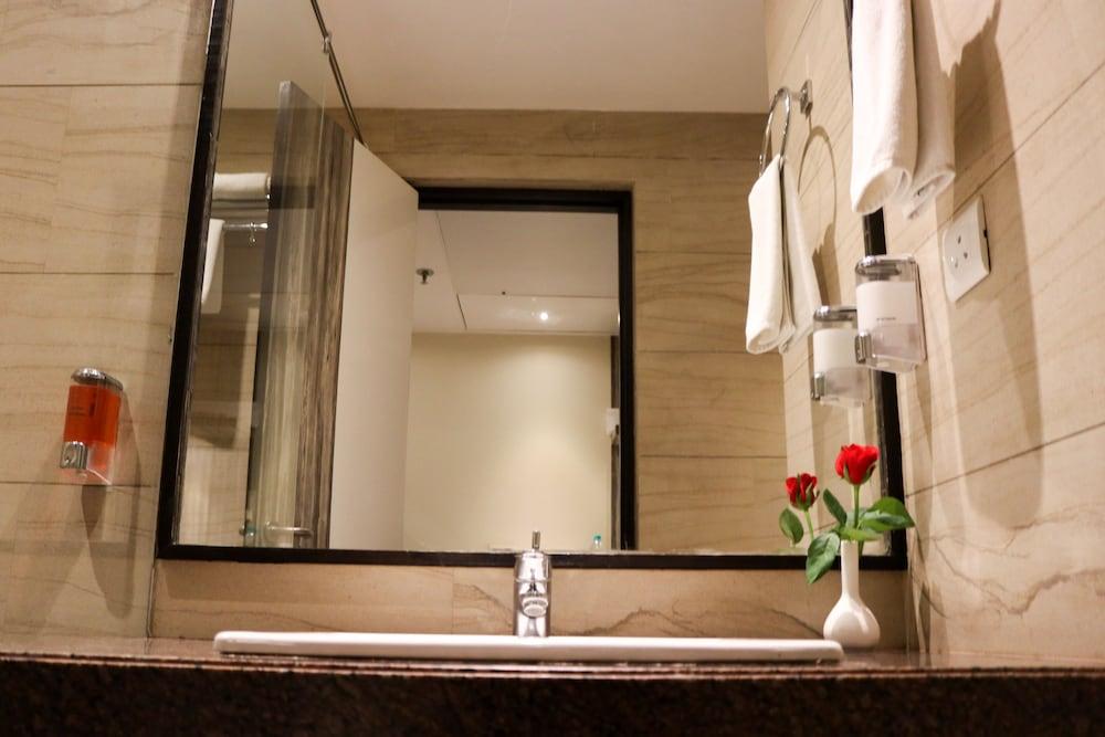 7 Apple Hotel, Vadodara Bagian luar foto