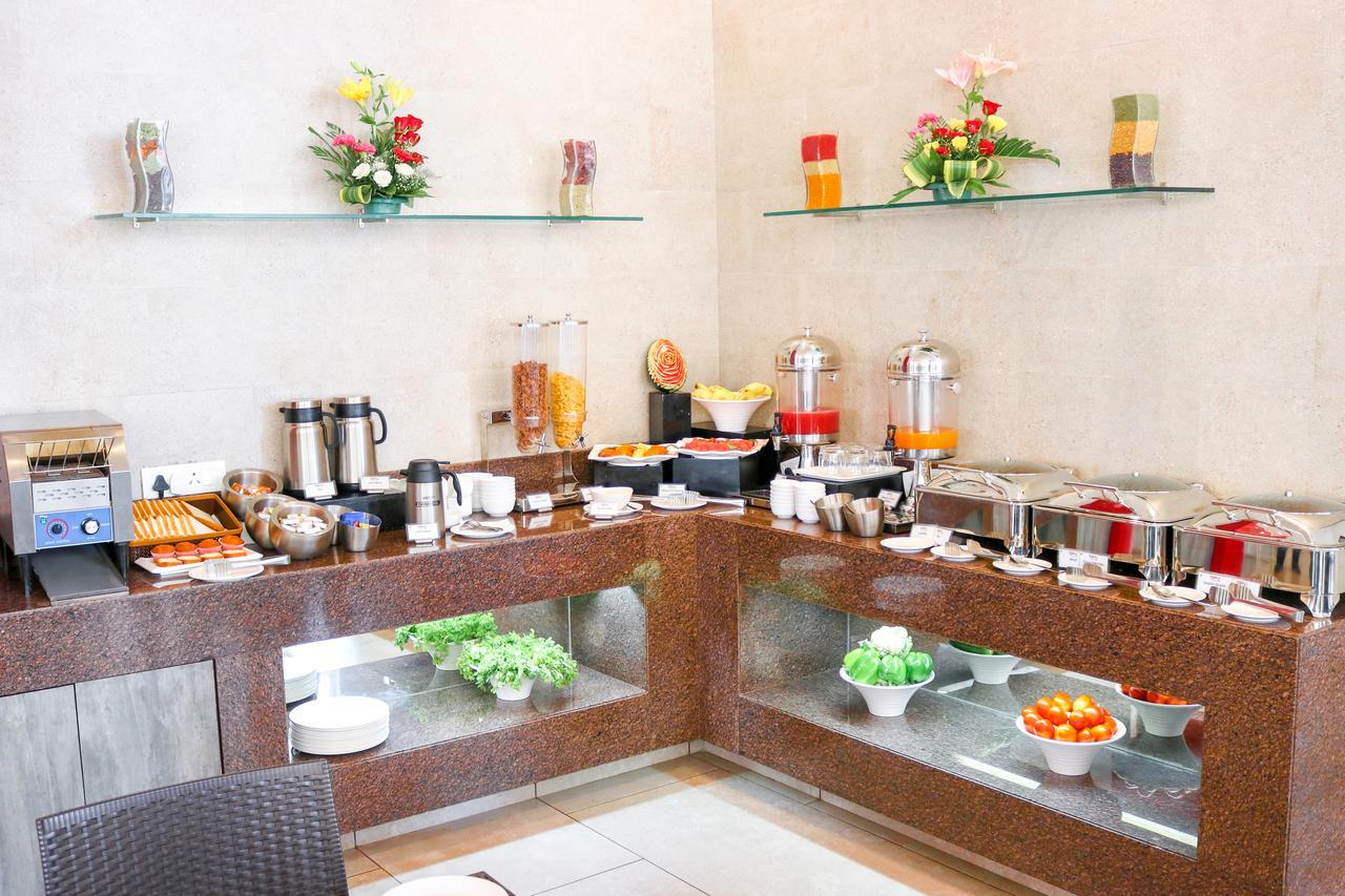 7 Apple Hotel, Vadodara Bagian luar foto